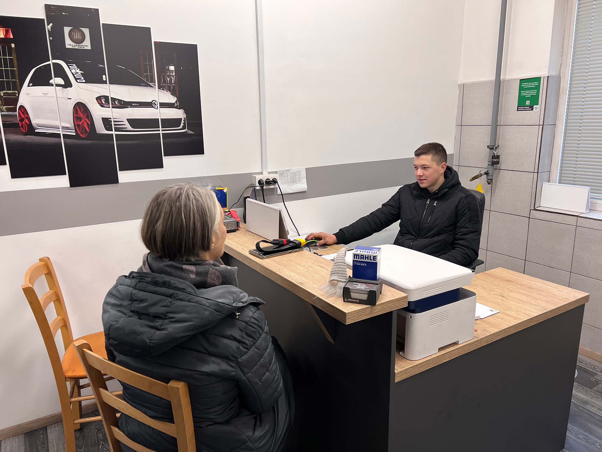 Klemen_Golob_v_pisarni